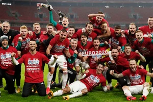 Các cầu thủ Hungary ăn mừng khi giành suất tham dự vòng chung kết EURO 2020.