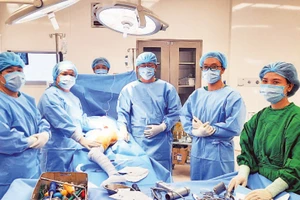 Các bác sĩ Bệnh viện Chợ Rẫy chuyển giao kỹ thuật mổ thay khớp háng cho đội ngũ y, bác sĩ của Bệnh viện đa khoa tỉnh Đắk Nông.