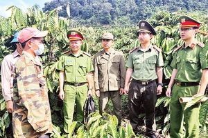 Công an xã Thuận An, huyện Đắk Mil (Đắk Nông) tuyên truyền, vận động người dân nâng cao cảnh giác, tích cực tham gia phòng, chống tội phạm. Ảnh: MINH QUỲNH