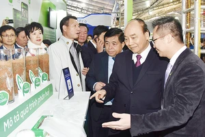 Thủ tướng Nguyễn Xuân Phúc tham quan các gian hàng tại Triển lãm quốc tế Đổi mới sáng tạo Việt Nam 2021. Ảnh: TRẦN HẢI