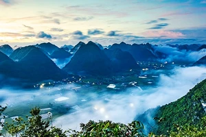 Đứng trên đỉnh Nà Lay, du khách có thể ngắm toàn cảnh thung lũng Bắc Sơn.