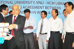 TS Võ Tá Hân trao sách cho Trường đại học Quốc tế tại TP Hồ Chí Minh.