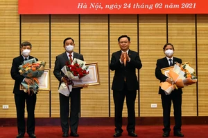 Đồng chí Vương Đình Huệ, Ủy viên Bộ Chính trị, Bí thư Thành ủy Hà Nội trao danh hiệu "Thầy thuốc Nhân dân"  cho các thầy thuốc. 