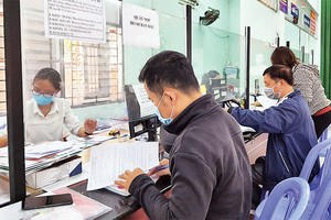 Người lao động được tư vấn việc làm tại Trung tâm Dịch vụ việc làm TP Hồ Chí Minh.