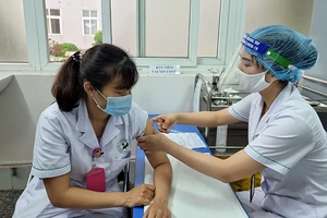 Tiêm vắc-xin phòng Covid-19 cho nhân viên y tế tại Bệnh viện Ðức Giang (Hà Nội). 