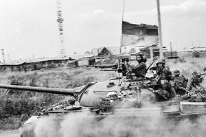 Quân Giải phóng đánh chiếm Trường Tăng thiết giáp của ngụy tại căn cứ Nước Trong (Biên Hòa). Ảnh: HỨA KIỂM - TTXVN