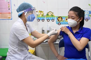 Tiêm vắc-xin Covid-19 cho nhân viên y tế tỉnh Hải Dương. Ảnh: Minh Hà
