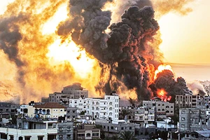 Khói bốc lên ở Khan Yunis sau cuộc không kích của Israel vào phía nam dải Gaza ngày 12-5. Ảnh: AFP