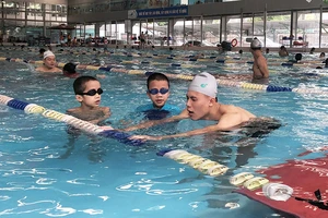 Lớp dạy bơi phòng, chống đuối nước cho trẻ em tại Hà Nội. Ảnh: MINH HÀ 