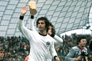 Gerd Mueller trong khoảnh khắc đăng quang ở World Cup 1974 cùng đội tuyển Tây Đức. (Ảnh: Mirror)