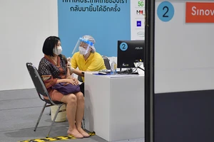 Người dân tiêm vaccine ngừa Covid-19 tại một điểm tiêm chủng ở thủ đô Bangkok. (Ảnh: NAM ĐÔNG)