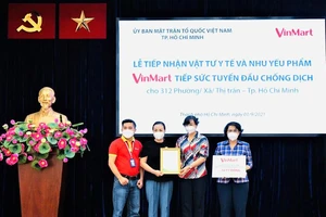 Bà Phan Thị Thắng, Uỷ viên Ban Thường vụ Thành uỷ, Phó Chủ tịch UBND Thành phố Hồ Chí Minh (thứ 2 từ phải qua) tiếp nhận tài trợ từ đại diện siêu thị Vinmart.