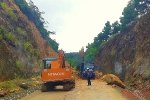 Lực lượng chức năng nỗ lực khắc phục hậu quả để thông quốc lộ 9C tại Quảng Bình.