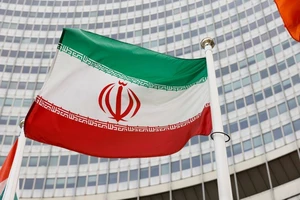 Quốc kỳ Iran trước trụ sở Cơ quan Năng lượng Nguyên tử Quốc tế (IAEA). (Ảnh: REUTERS)