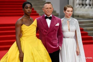 Nam diễn viên Daniel Craig và các nữ diễn viên trong phim tại buổi công chiếu phim. (Ảnh: Reuters)