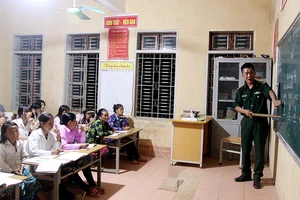 Cán bộ, chiến sĩ biên phòng tỉnh Sơn La trực tiếp lên lớp dạy học cho đồng bào dân tộc thiểu số.