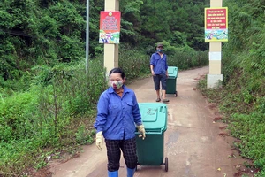 Thu gom rác thải, vệ sinh đường vào thôn Hợp Tân, xã Gia Cát, huyện Cao Lộc (Lạng Sơn).