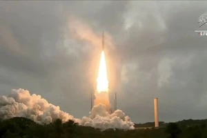 Tên lửa Ariane 5 của Pháp mang theo kính viễn vọng không gian James Webb của NASA được phóng thành công tối 25/12. (Ảnh cắt từ clip của NASA)