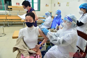 Trong 2 ngày 6-7/1/2022, quận Hoàn Kiếm (Hà Nội) tổ chức tiêm vaccine phòng Covid-19 mũi 3 cho các đối tượng ưu tiên và người dân trên địa bàn. (Ảnh: THÀNH ĐẠT) 