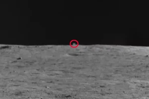 "Túp lều" bí ẩn xuất hiện như một khối nhô lên trên đường chân trời của bề mặt mặt trăng. Ảnh: CNSA/Our Space.