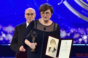 Bà Katalin Kariko, mẹ đẻ của công nghệ mRNA tại lễ trao giải. Ảnh: TRẦN HẢI