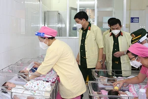 Đoàn công tác Bộ Quốc phòng thăm, tặng quà các cháu sơ sinh gặp hoàn cảnh khó khăn do dịch Covid-19 (ảnh trên).