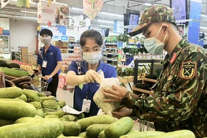 Các chiến sĩ bộ đội cùng nhân viên Saigon Co.op đi chợ giúp dân trong tâm dịch TP Hồ Chí Minh, thời điểm tháng 8/2021.