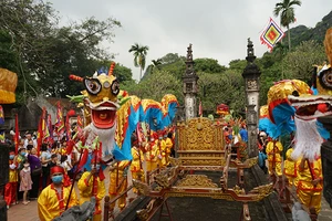 Biểu tượng rồng thể hiện quyền lực của triều đại nhà Đinh được tái hiện trong lễ hội Hoa Lư (Ninh Bình).