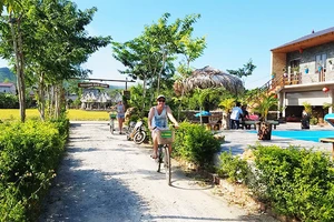 Du khách nước ngoài thăm phong cảnh làng quê Cự Nẫm (Ảnh chụp tháng 4/2021).