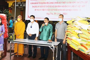 Ông Hùng phát biểu ý kiến tại một buổi ủng hộ kiều bào nghèo tại Lào