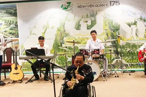PGS, TS, nhạc sĩ Nguyễn Hồng Sơn chơi trống cùng saxophonist Trần Mạnh Tuấn tối 24/12/2021 tại Bệnh viện dã chiến 175. Ảnh: VŨ THANH HƯỜNG