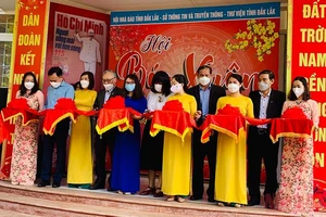 Lãnh đạo các đơn vị tổ chức Hội báo Xuân cắt băng khai mạc Hội báo Xuân Nhâm Dần tỉnh Đắk Lắk 2022.