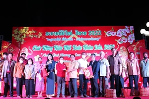 Lễ trao quà tặng kiều bào tại Lào có hoàn cảnh khó khăn trong khuôn viên Trung tâm Văn hóa Việt Nam tại Lào. (Ảnh: Xuân Sơn)
