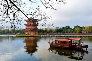 Phố cổ Hoa Lư tọa lạc tại hồ Kỳ Lân, thành phố Ninh Bình là một sản phẩm du lịch ấn tượng của Ninh Bình (Ảnh: Tam Sinh) 
