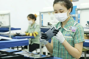 Lắp ráp điện thoại thông minh tại Công ty Samsung Electronics Việt Nam Thái Nguyên. (Ảnh: TTXVN)