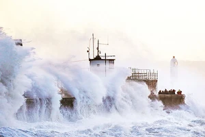 Bão Eunice gây sóng lớn ở bờ biển nước Anh. 