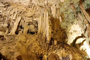 Độc đáo quần thể hang động ở Cao Phong, Hòa Bình