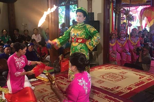 Nghi thức hầu đồng trong tín ngưỡng thờ Mẫu được tổ chức tại đền Rừng (Long Biên, Hà Nội).