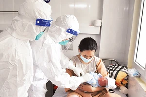 Chăm sóc, điều trị sản phụ nhiễm Covid-19 tại Bệnh viện Hòa Vang, thành phố Đà Nẵng.
