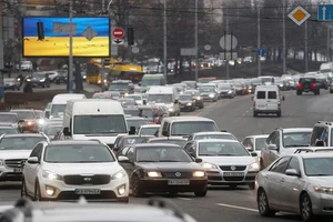 Dòng xe rời khỏi thủ đô Kiev, Ukraine, ngày 24/2. (Ảnh: Reuters)