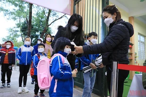 Học sinh Trường tiểu học Vân Canh, huyện Hoài Đức, Hà Nội đi học trở lại trung tuần tháng 2/2022. (Ảnh: Thành Đạt)