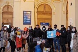 Cán bộ Đại sứ quán Việt Nam tại Hungary và Hội Sinh viên đón bà con tại ga tàu Budapest. (Ảnh: baoquocte.vn)