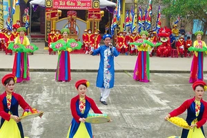 Nghệ nhân Ưu tú Lê Thành Lộc biểu diễn tiết mục dân ca tại Lễ hội cầu ngư Cảnh Dương năm 2021.