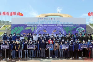 Cơ quan, ban ngành và đoàn thanh niên khối các cơ quan tỉnh Lâm Đồng hưởng ứng “Ngày động, thực vật hoang dã thế giới năm 2022”. (Ảnh: VĂN BẢO) 