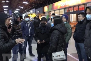 Người Việt sơ tán từ Ukraine tới nhà ga chính ở thủ đô Bucharest, Romania. (Ảnh: TTXVN)