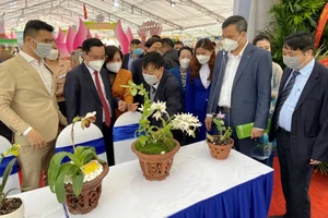 Các đại biểu tham quan gian hàng trưng bày sản phẩm tại hội chợ, ngày 7/3.