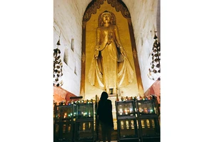 Một mình trước tượng Phật tại Old Bagan.