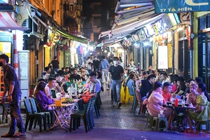 Có lẽ đã rất lâu rồi, Tạ Hiện nói chung và các khu phố ẩm thực khác của Hà Nội mới được chứng kiến cảnh đông vui, tấp nập. (Ảnh: THÀNH ĐẠT)