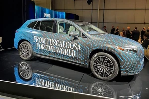 Nguyên mẫu xe điện EQS SUV của Mercedes-Benz được trưng bày tại nhà máy sản xuất pin xe điện mới của hãng ở quận Bibb, bang Alabama, Mỹ ngày 15/3/2022. (Ảnh: Reuters)