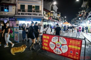 Đối với du khách và người dân tham gia vào không gian đi bộ, quận Hoàn Kiếm khuyến cáo chấp hành nghiêm túc các quy định phòng, chống dịch (Ảnh: THÀNH ĐẠT).